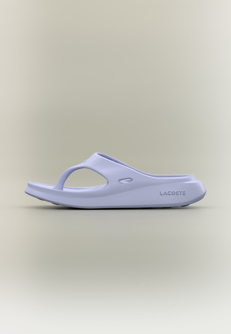 Sandale tong Lacoste violet clair avec semelle rehaussée et trous de ventilation latéraux sur un fond uni.