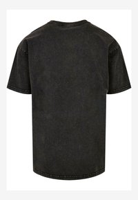 Svart t-skjorte med korte ermer laget av bomull med denim-lignende tekstur. Har rund hals og synlige sømmer. Ensfarget, uten mønstre.