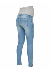 Jeans de maternidad de color azul claro con una banda elástica gris, corte ajustado, dos bolsillos traseros y una textura suave de mezclilla.