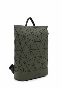 Zaino verde a motivo geometrico con accenti neri, realizzato in materiale liscio, dotato di maniglia superiore e spallaccio regolabile per il trasporto.