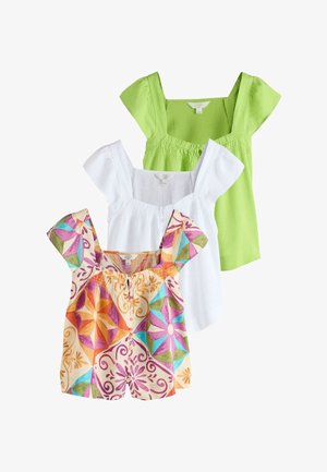 Drie linnen tops voor vrouwen met een vierkante hals en pofmouwen: één groene, één witte en één multicolor met geometrische bloemenpatronen.