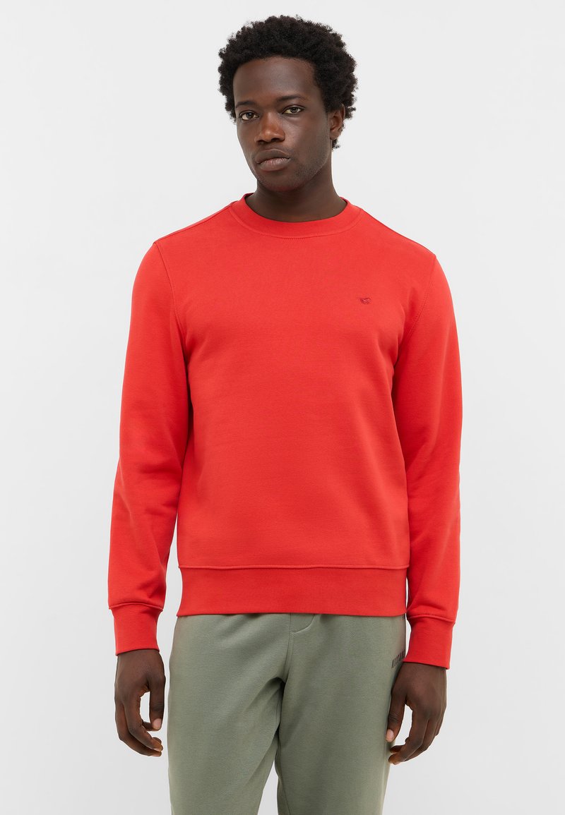 Czerwona bluza z okrągłym dekoltem, ściągaczami przy mankietach i pasie; wykonana z teksturowanej tkaniny, z małym logo na piersi.