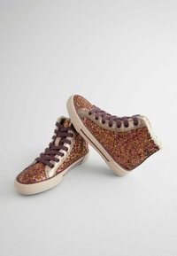 Baskets montantes avec un design pailleté violet et or, présentant des accents métalliques lisses, des lacets épais et une doublure blanche moelleuse.