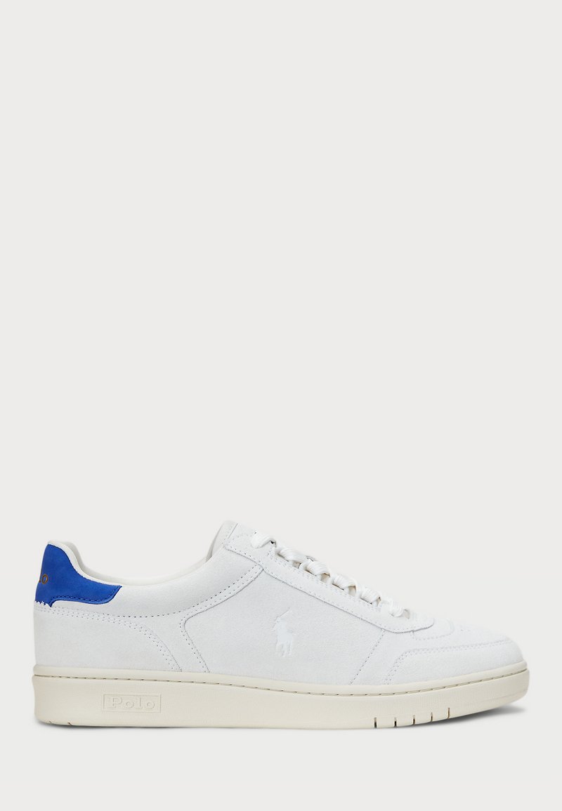 Sneaker de camurça branca com um design suave, um detalhe azul no calcanhar e uma sola de borracha texturizada com um logotipo elevado.