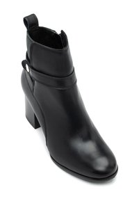 Czarne skórzane botki sięgające kostki z zaokrąglonym noskiem, gładką fakturą, pojedynczym paskiem akcentującym i blokowym obcasem. Posiadają pętelkę do łatwego zakładania.