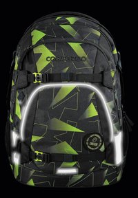Sac à dos à motifs géométriques noir et vert avec des accents réfléchissants, plusieurs sangles et une forme arrondie ; comporte un patch de marque.