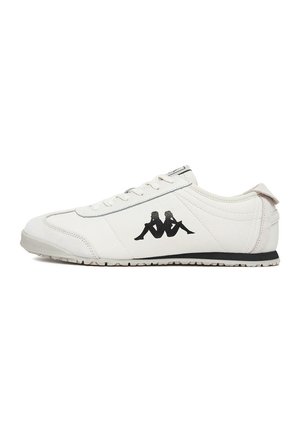 Hvide lave sneakers med hvide snørebånd, sort silhuetlogo af to siddende figurer på siden og lysegrå sål med slidmønster.