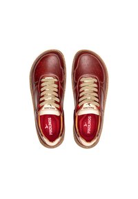 Zapatillas de piel marrón con diseño perforado, cordones dorados y una plantilla acolchada roja. Presentan puntera redonda y suela de goma beige.