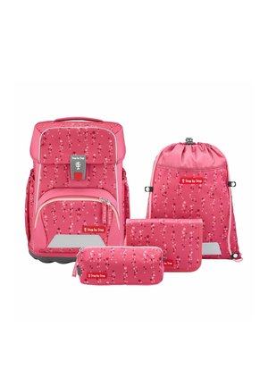 Pinkes Schulrucksack-Set mit reflektierenden Details, einschließlich Rucksack, Turnbeutel, Federmäppchen und Geldbörse, alle mit gepunktetem Muster.