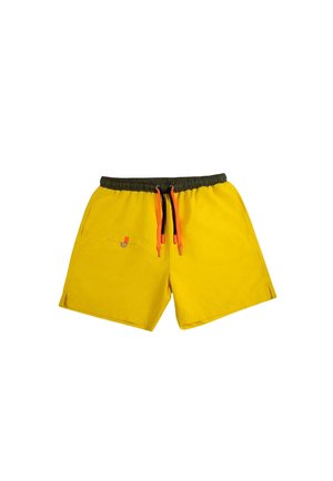 Short de bain jaune avec taille élastique vert foncé et cordons noirs avec embouts orange, avec une petite poche arrière avec bouton.