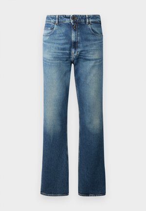 Jeans in denim blu con un design a gamba svasata, caratterizzati da una lavatura sbiadita, cinque tasche e una chiusura con bottoni.