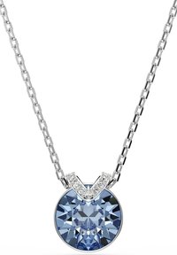 Sølv kæde med en rund, facetslebet blå ædelsten som vedhæng og små klare krystaller, der danner et omvendt V over stenen.