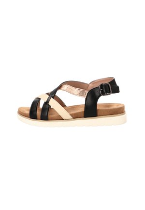 Sandalia plana con tiras negras, beige y metalizadas en oro rosa, plantilla acolchada en marrón claro, suela blanca y cierre con hebilla negra en el tobillo.