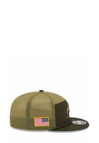 Olivgrüner Hut mit Mesh-Panels, flachem Schild, Logo-Detail auf der Vorderseite und einem amerikanischen Flaggen-Patch an der Seite. Mit einer abgerundeten Oberseite.