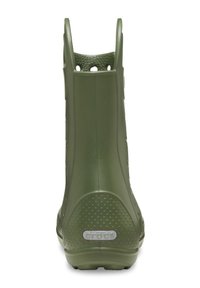 Botte de cheville en caoutchouc vert avec une finition texturée, accentuée par des trous de ventilation et une étiquette logo au dos. Design léger et imperméable.