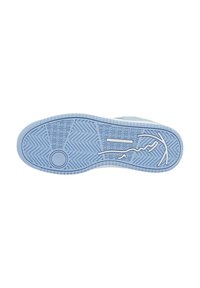 Svijetloplavi đon tenisice s teksturiranom gumom; sadrži uzorak u cik-cak i okrugli grip. Istaknuta oznaka i detalj brendiranja blizu pete.