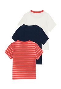 Tre T-shirt: una bianca con colletto rosso, una blu navy unita e una rossa a righe bianche. Tutte hanno le maniche corte e sono in cotone.
