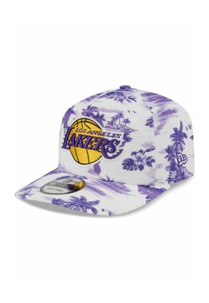 Weiße und violette Baseballkappe mit floralem Muster und Los Angeles Lakers Logo mit gelbem Basketball auf dem Frontpaneel.