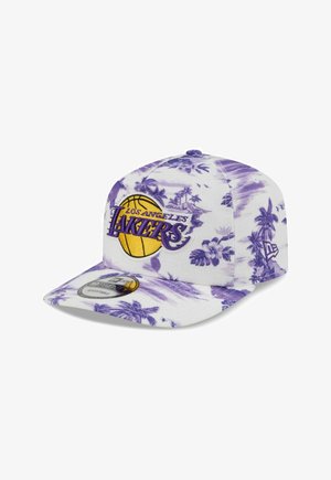 Weiße und violette Baseballkappe mit floralem Muster und Los Angeles Lakers Logo mit gelbem Basketball auf dem Frontpaneel.