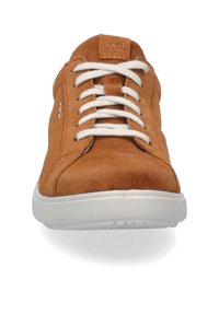 Hellbraune Wildlederschuhe mit weißen Schnürsenkeln, featuring eine abgerundete Zehenpartie, gestickte Akzenten und einer weißen Gummisohle. Markenlogo auf der Zunge.