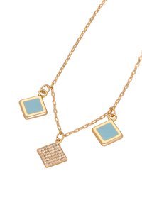 Collar de tono dorado que presenta tres colgantes: dos piezas cuadradas de esmalte turquesa y una cuadrada decorada con pequeñas piedras claras.