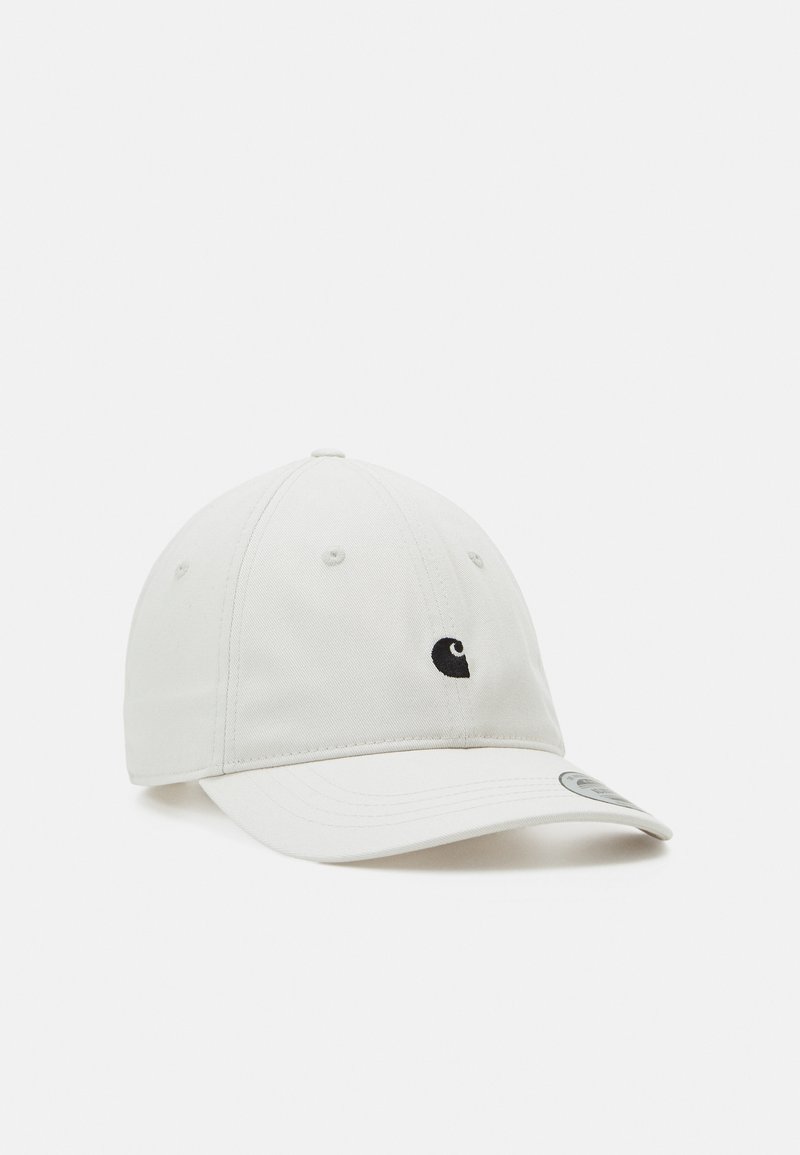 Casquette de baseball en coton blanc avec une visière courbée, arborant un logo noir à l'avant et des œillets d'aération sur les côtés.