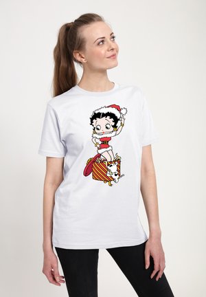 Hvid bomulds t-shirt med et farverigt grafik af en karakter i festtøj, der står på en stribet gaveæske med en lille hund.