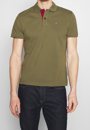 Polo shirt vert olive avec un col bordeaux, à manches courtes et un petit emblème en forme de drapeau. Fabriqué en coton, il présente une coupe classique et des détails de couture.