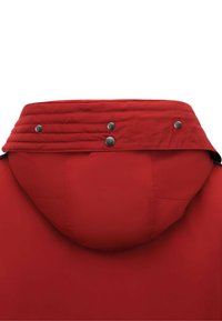 Rode padded jas met een ronde capuchon, voorzien van metallic drukknopen op de rug en een glad, gestructureerd materiaal.