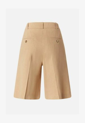 Shorts beige longueur genou avec passants de ceinture, poches passepoilées boutonnées à l'arrière, plis sur le devant, et coupe ajustée.