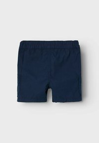 Shorts azul marino hechos de una tela ligera, con cinturilla elástica y dos bolsillos laterales, de diseño sencillo y sin patrones visibles.
