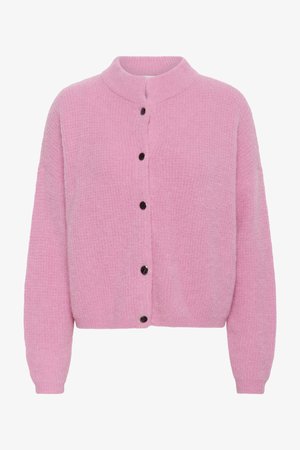 Rosa Strickjacke aus strukturiertem Strickmaterial, mit hohem Kragen, langen Ärmeln und sechs schwarzen Knöpfen auf der Vorderseite.