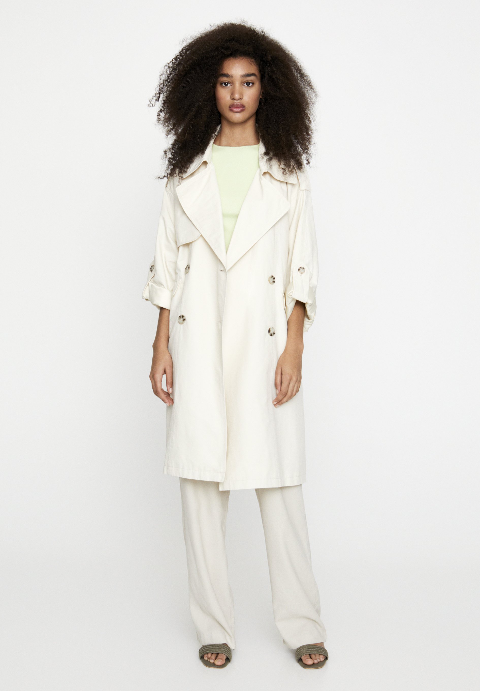 trenchcoat pull and bear