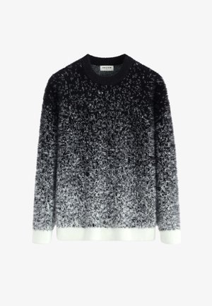 Pull en dégradé noir et blanc flou avec un col rond et des poignets et un ourlet en côtes blanches. Tissu texturé avec des fibres de différentes longueurs.