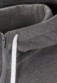 Šedá mikina na zip vyrobená z měkké tkaniny, s předním zipem, bílými šnůrkami a kapucí s hladkou vnitřní texturou.