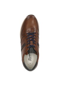 Bruine leren sneaker met marineblauwe veters, ronde neus en zwarte accenten. Voorzien van een gevoerde kraag en een gecushionde binnenzool voor comfort.