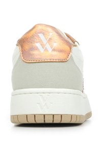 Baskets blanches avec un talon en daim beige texturé, des accents en cuivre métallique et une semelle en caoutchouc dotée de rainures horizontales. Logo à l'arrière.