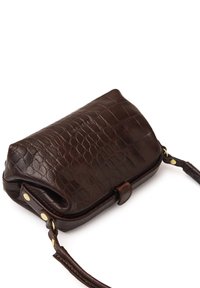 Donkerbruine leren crossbodytas met krokodillenstructuur, goudkleurige hardware en een klepsluiting, weergegeven op een witte achtergrond.