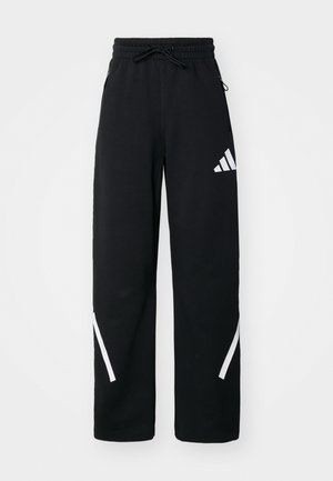 Schwarze Trainingshose mit elastischem Bund und verstellbarem Kordelzug. Mit weißem Adidas-Logo und diagonalen weißen Akzenten an den Beinen.