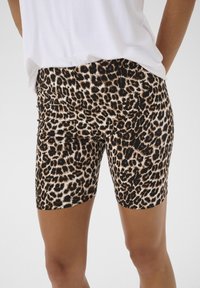 Kaffe KASALLY - Kratke hlače - feather gray leo print