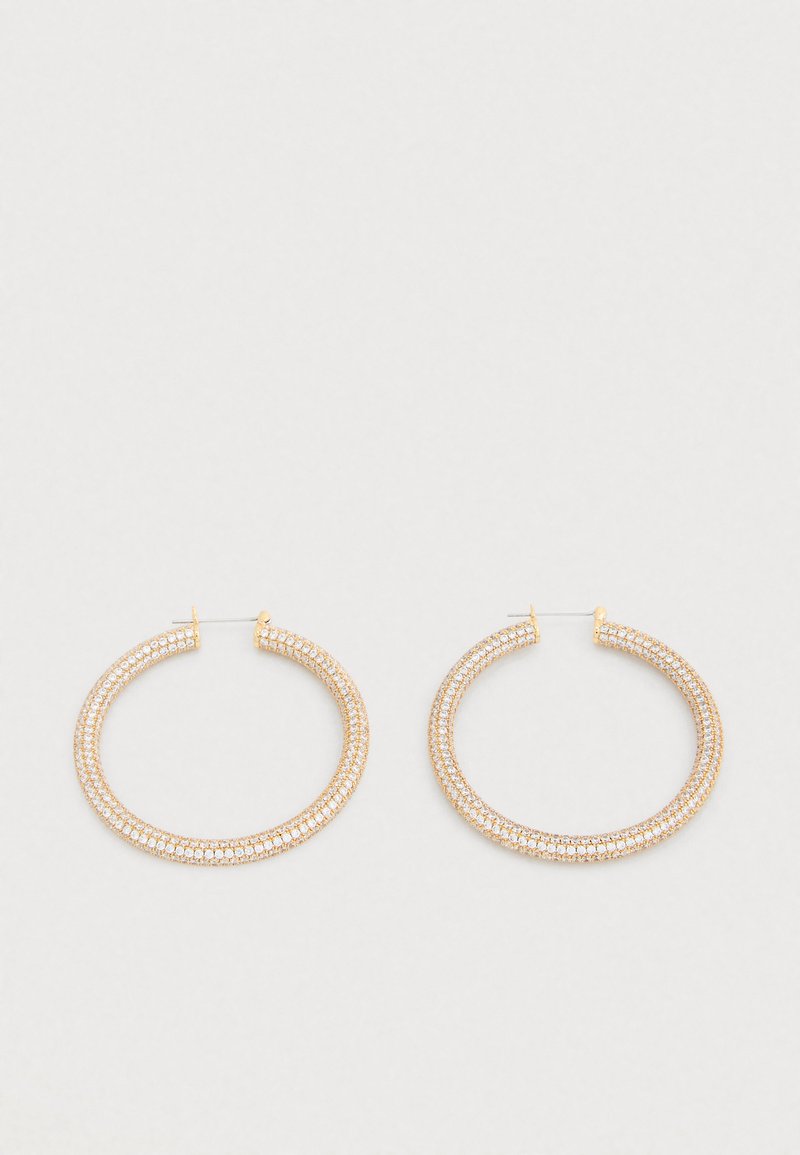 Náušnice v zlatej farbe v tvare kruhu s textúrovaným dizajnom a akcentmi z priehľadných brúsených kamienkov. Kruhový tvar s hladkým, lešteným povrchom.