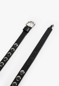 Cinturón de cuero negro con tachuelas metálicas plateadas, cuenta con una hebilla plateada y punta afilada. Textura suave con múltiples agujeros de ajuste.