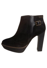 Czarny botek za kostkę z teksturowanej zamszowej cholewki, błyszczącymi skórzanymi akcentami, wysoką platformą i detalem w postaci klamry po boku. Obcas w typie stiletto.