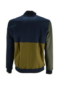 Giacca in fleece con colletto alto, caratterizzata da una parte superiore blu navy, una parte centrale verde oliva e maniche verde scuro. Polsini e orlo a costine.