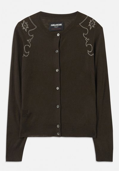 Donkerbruine cardigan van zachte stof, met een ronde halslijn, lange mouwen en decoratieve rhinestones langs de schouders.