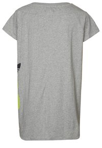 Grå kortärmad klänning i bomull med lös passform, rund halsringning och lekfulla gröna och blå grafiska mönster på ena sidan.