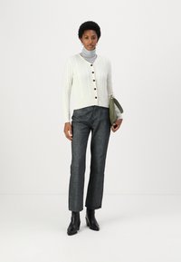pure cashmere CLASSIC CABLE CARDIGAN - Kardiganas - vintage white