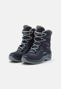 Scarpe da trekking blu navy con lacci grigi e fodera in pelliccia. Presentano una tomaia texture e suola in gomma, con accenti rosa e dettagli del logo.