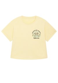 Geel T-shirt met korte mouwen van zachte stof, voorzien van een graphic van een berg en boom met de tekst "Avontuur wacht" en "Verken meer."