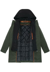 Zelená vonkajšia bunda s čiernou kapucňou, ktorá má prešívanú čiernu vnútornú vrstvu s oranžovými akcentmi. Obsahuje zips a detaily vrecka.